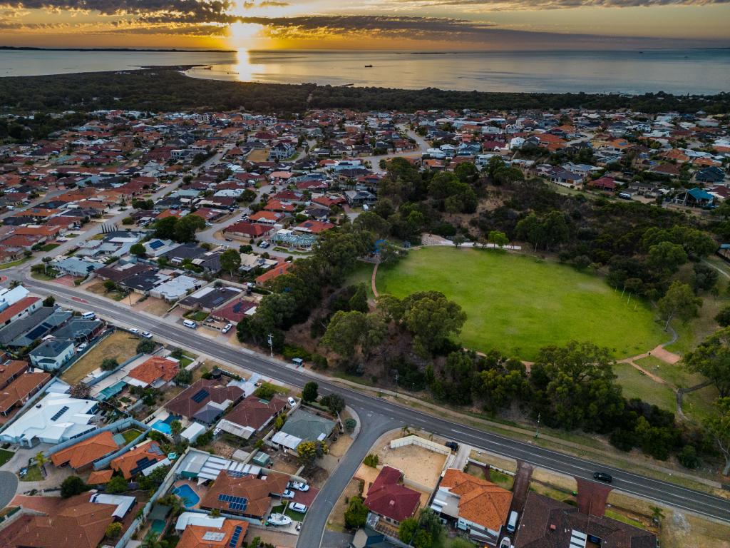 1a Gumina Pl, Lake Coogee, WA 6166