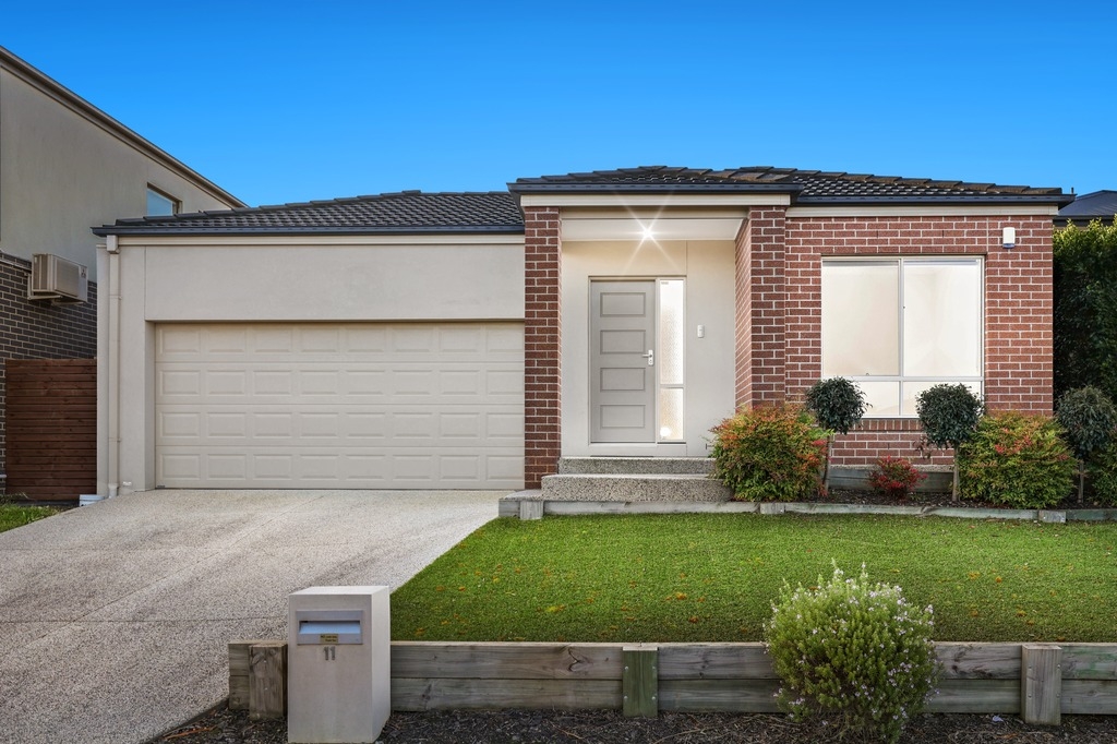 11 MANTUA DR, GREENVALE, VIC 3059