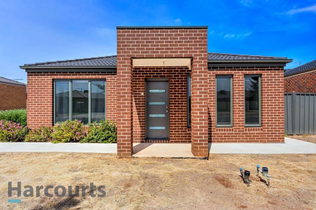 1/9 Fishburn Gr, Melton West, VIC 3337