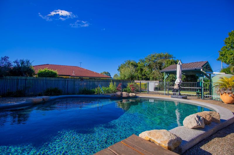 8 Sandpiper Ct, Sandstone Point, QLD 4511
