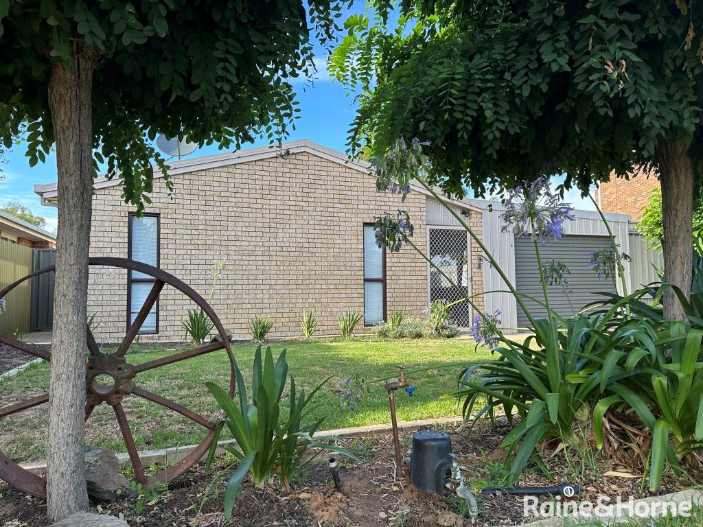 6 Hume St, Lake Albert, NSW 2650