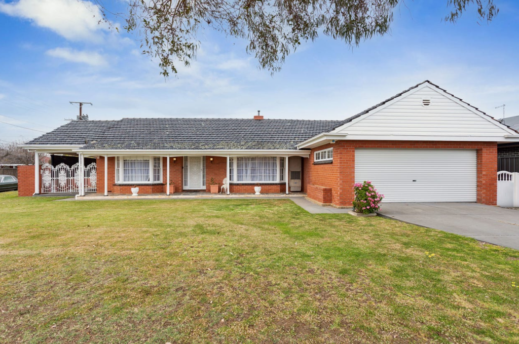 4 Mayfair Dr, West Beach, SA 5024
