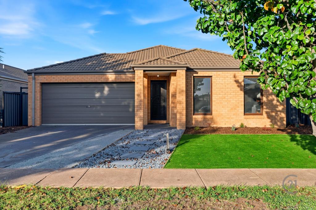 11 OPPERMAN PL, POINT COOK, VIC 3030