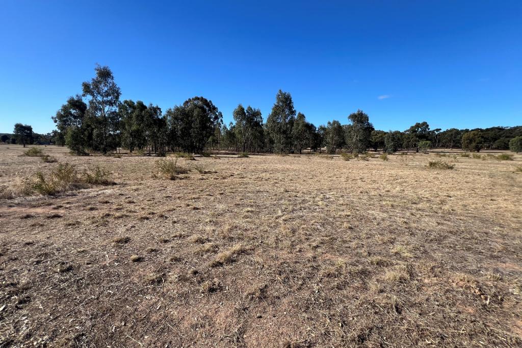  CALDER HWY, WEDDERBURN, VIC 3518