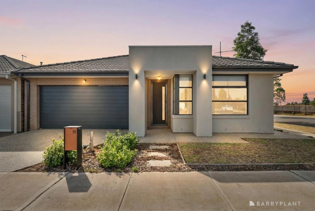 19 Castle Rd, Thornhill Park, VIC 3335