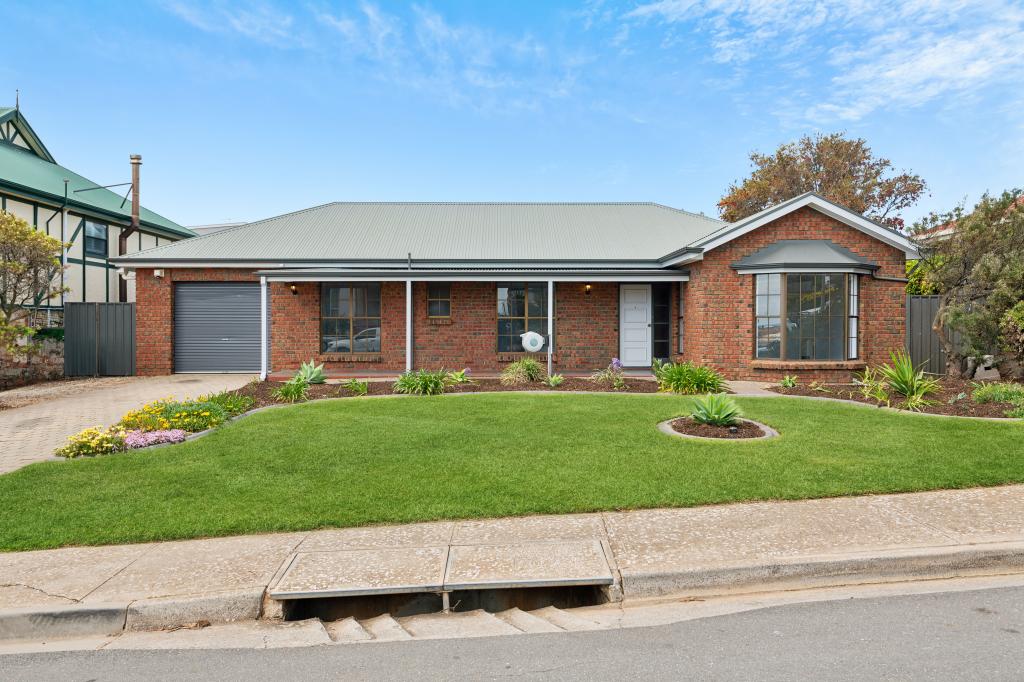 15 Maidencombe Dr, Moana, SA 5169