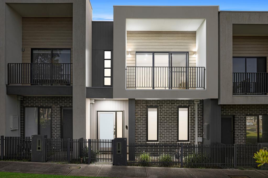 11 CLARENCE WALK, MICKLEHAM, VIC 3064