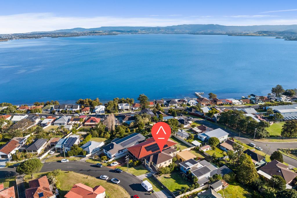 18 St Cloud Cres, Lake Heights, NSW 2502
