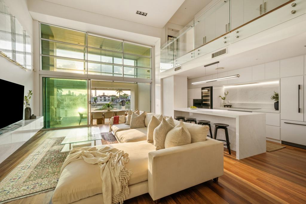 Residence 5,/17 Marseille Ct, Bundall, QLD 4217