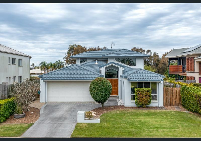 8 Robert John Cct, Coral Cove, QLD 4670