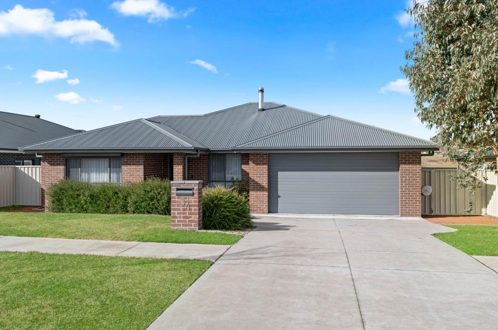 54 Quiberon Way, Goulburn, NSW 2580