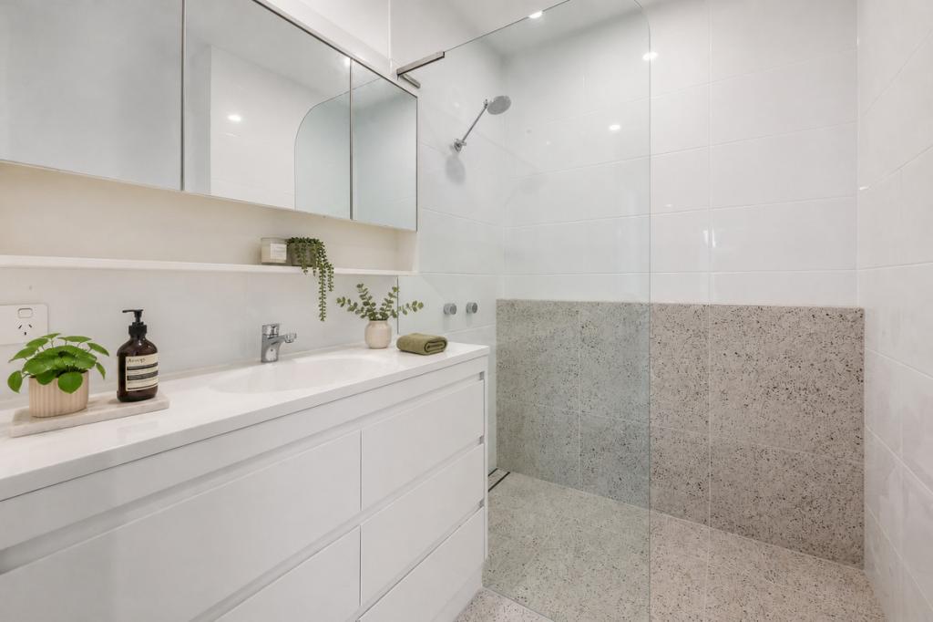 Room 2/71 Queen St, Southport, QLD 4215