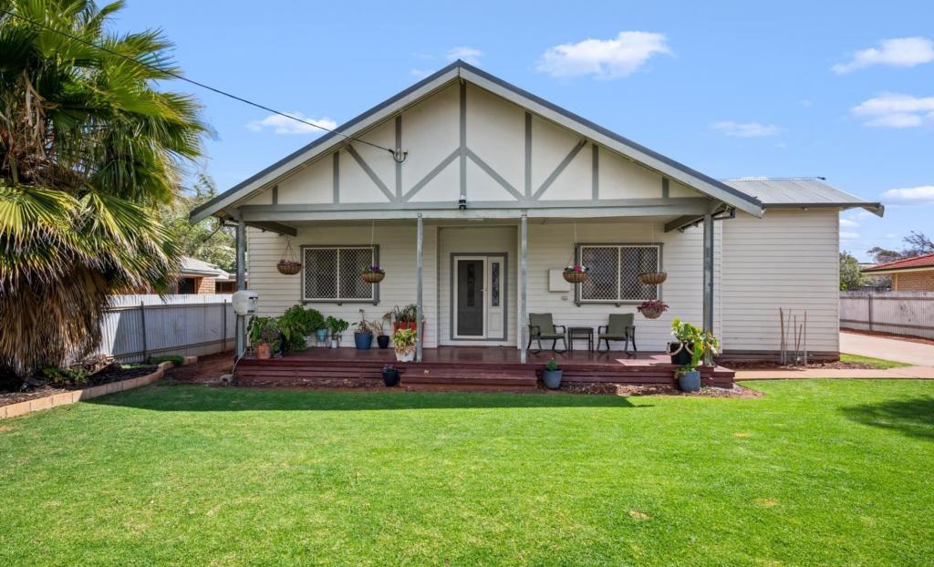 35 Burkett Dr, Hannans, WA 6430