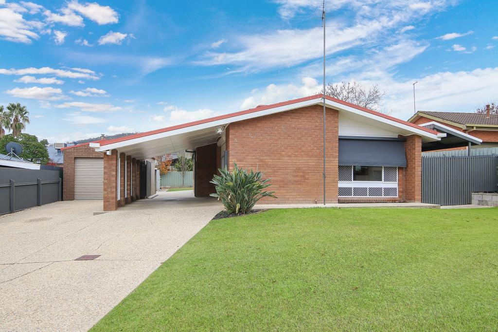 15 RENWICK CT, LAVINGTON, NSW 2641