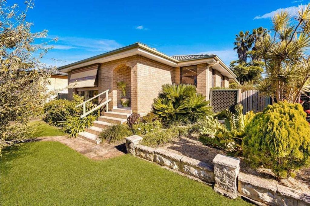 40 Roland St, Bossley Park, NSW 2176
