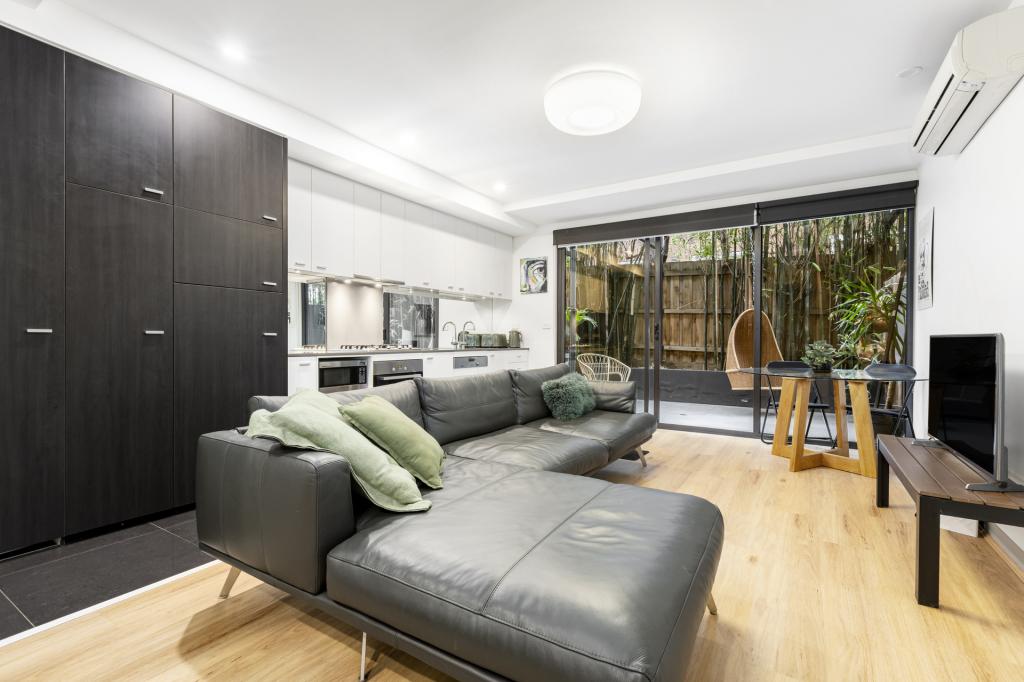 11/17 Robe St, St Kilda, VIC 3182