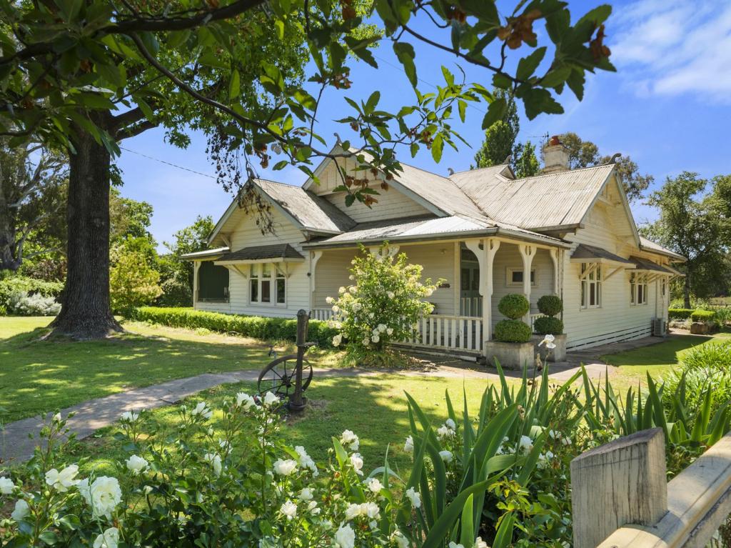 11-13 Logan St, Mansfield, VIC 3722