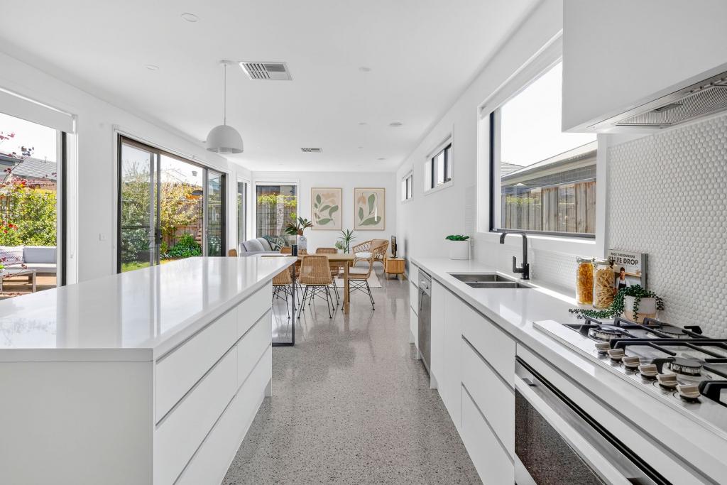 18 Raleigh Cct, Armstrong Creek, VIC 3217