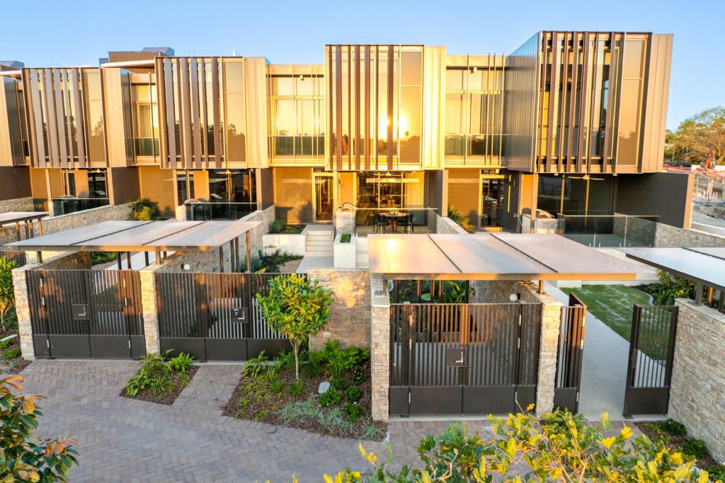 2/1 Grand Jabiru Way, Hope Island, QLD 4212