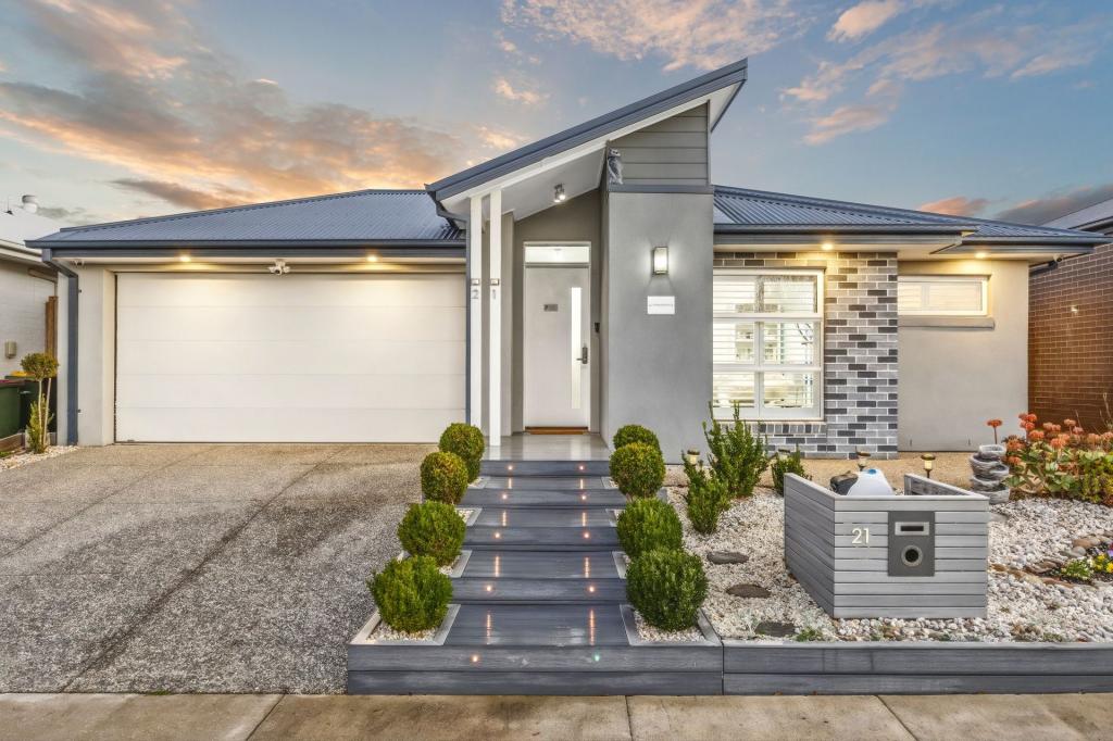 21 MCCUBBIN DR, MOUNT DUNEED, VIC 3217