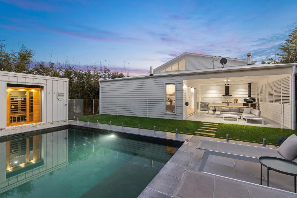 4 RENOWN ST, WAMBERAL, NSW 2260