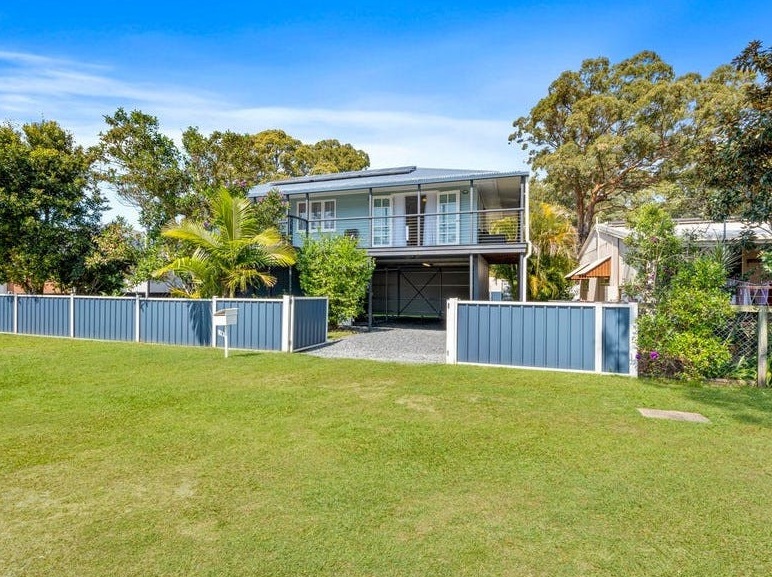 72 Laurel St, Russell Island, QLD 4184