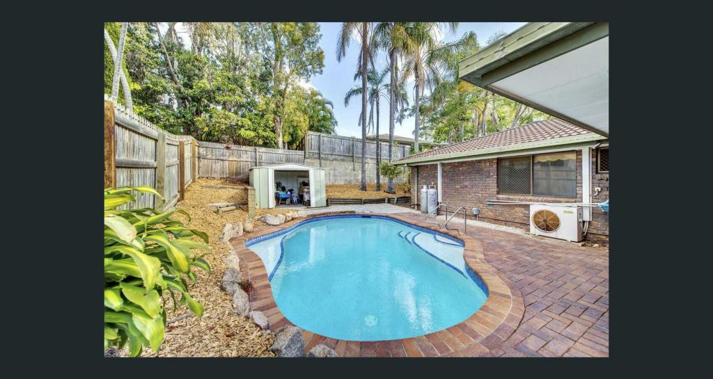 1 Buscall Ct, Sinnamon Park, QLD 4073