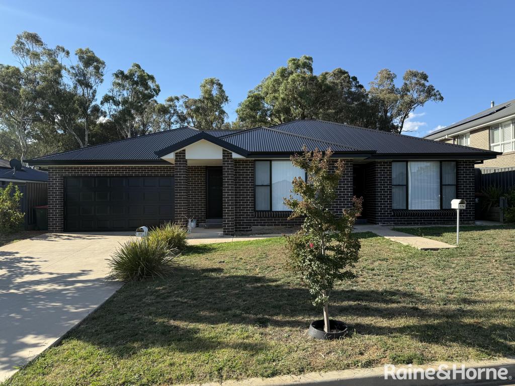 17 & 17a Young St, Orange, NSW 2800