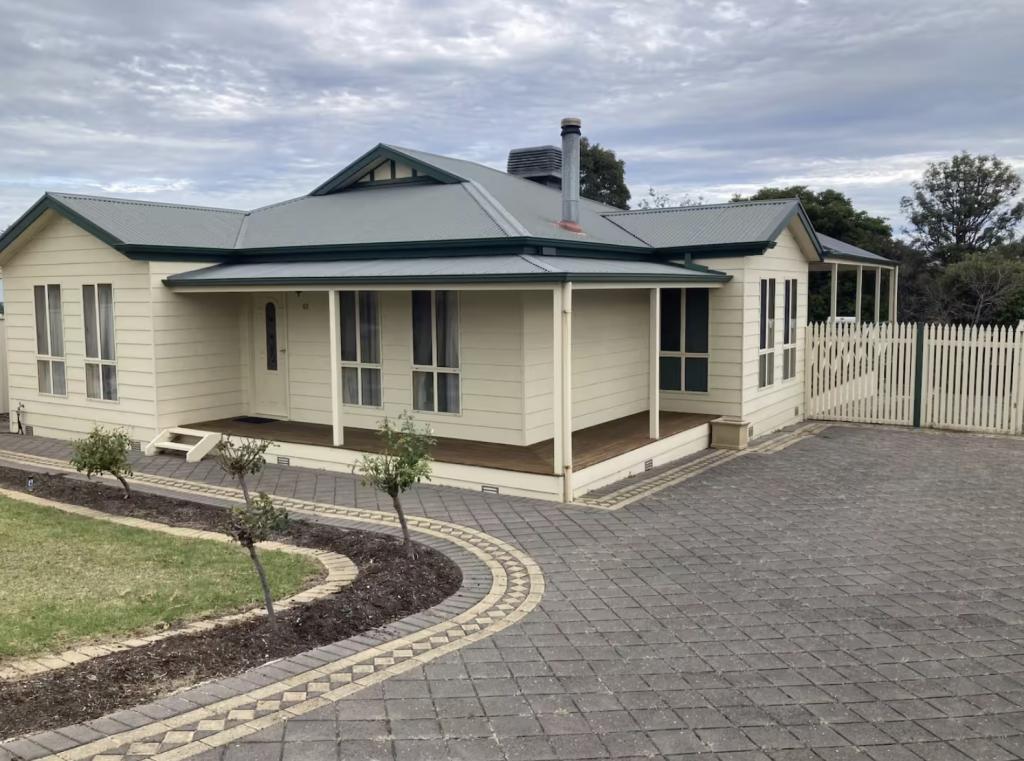63 Renown Ave, Victor Harbor, SA 5211
