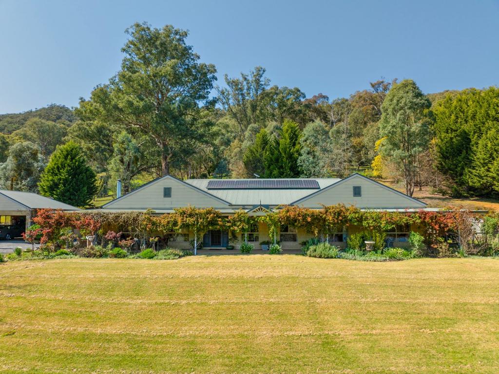 15 EUMERELLA DRIVE,  BUFFALO RIVER VIA, MYRTLEFORD, VIC 3737