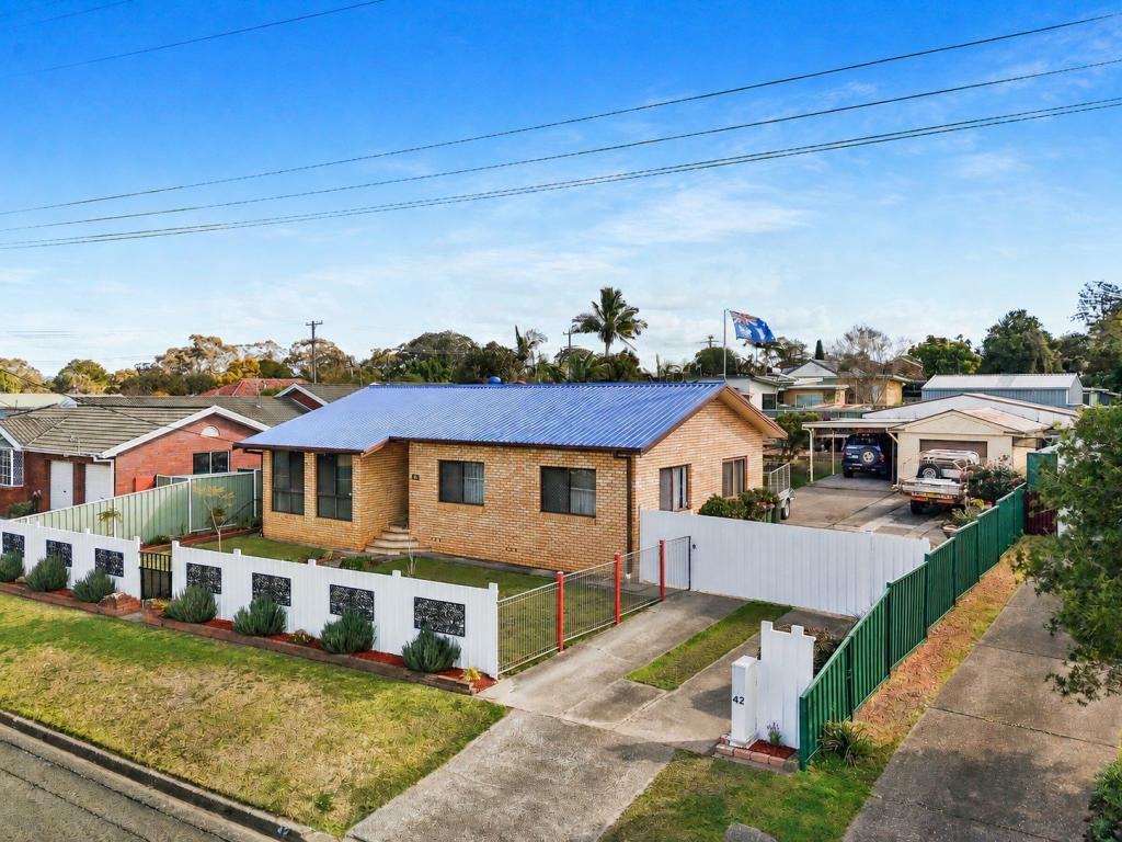 42 WINGHAM RD, TAREE, NSW 2430