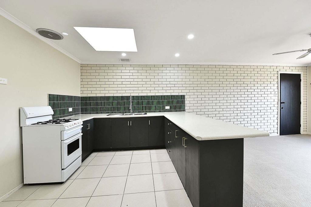 2/159 Oshanassy St, Sunbury, VIC 3429