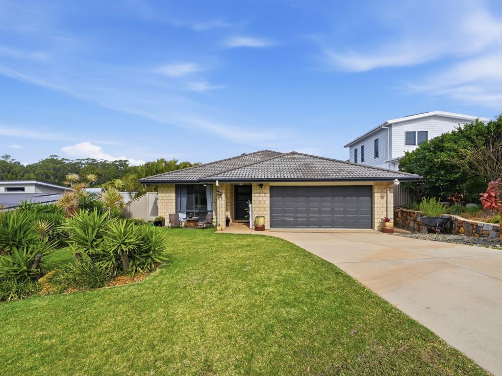 18 Tidal Cres, Moonee Beach, NSW 2450