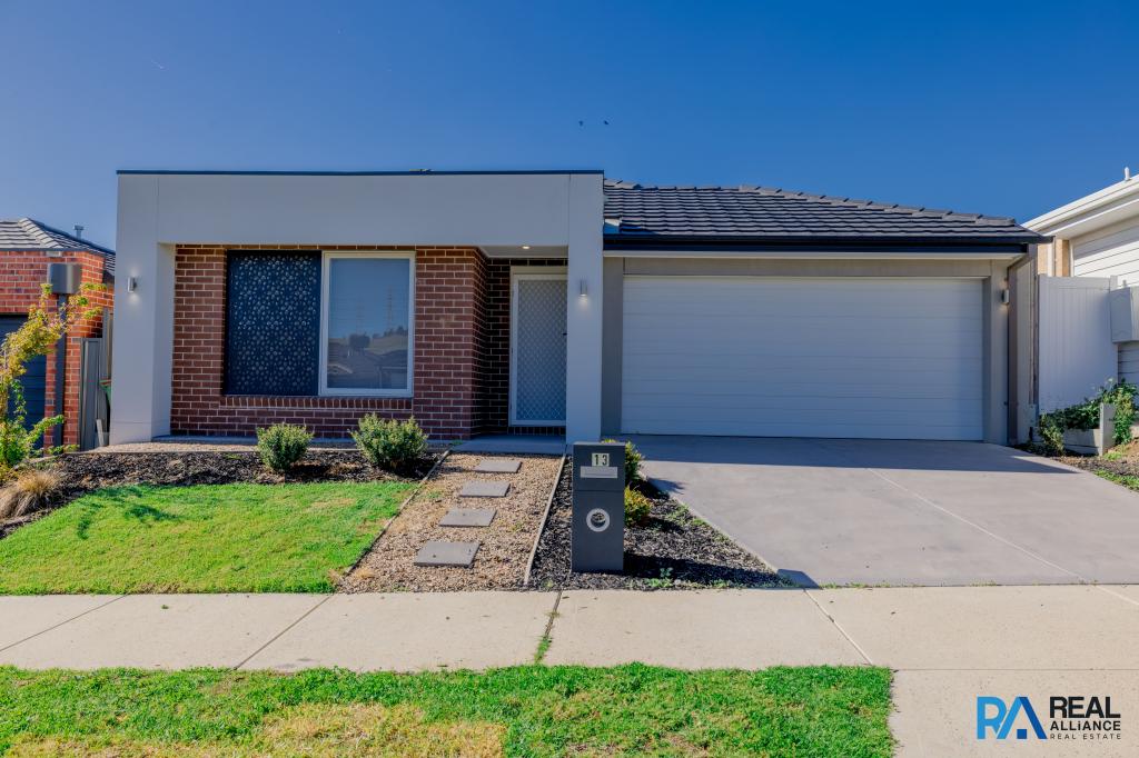 13 FARAYA RD, PAKENHAM, VIC 3810