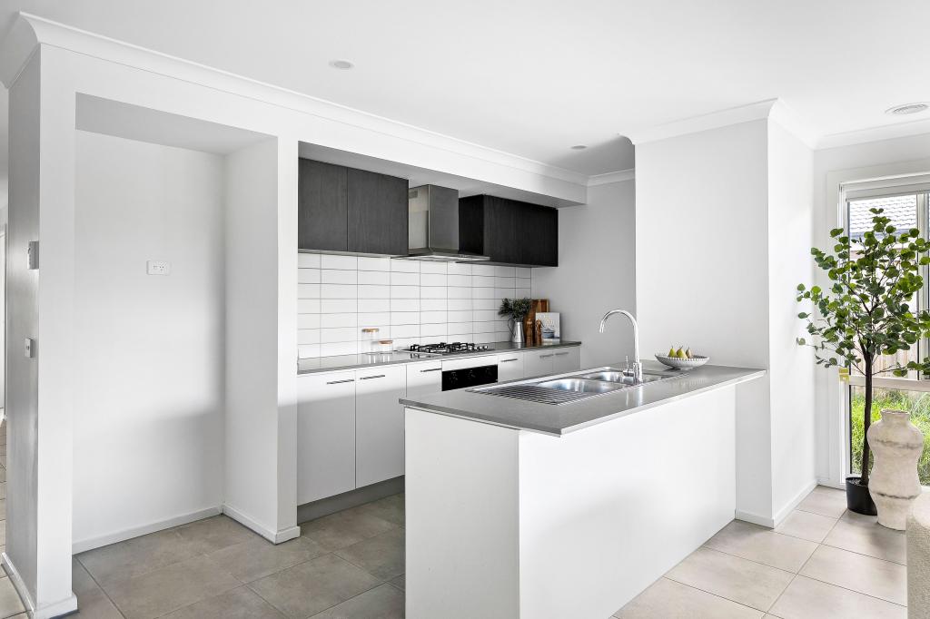 24 Beaconsfield Dr, Mickleham, VIC 3064