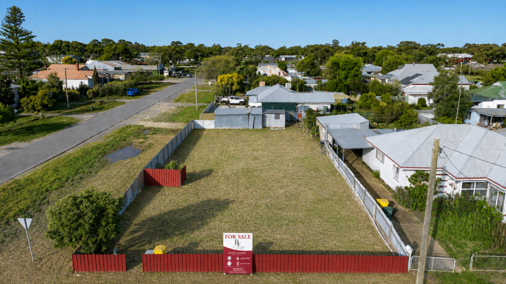 57 MOLYNEAUX ST, WARRACKNABEAL, VIC 3393