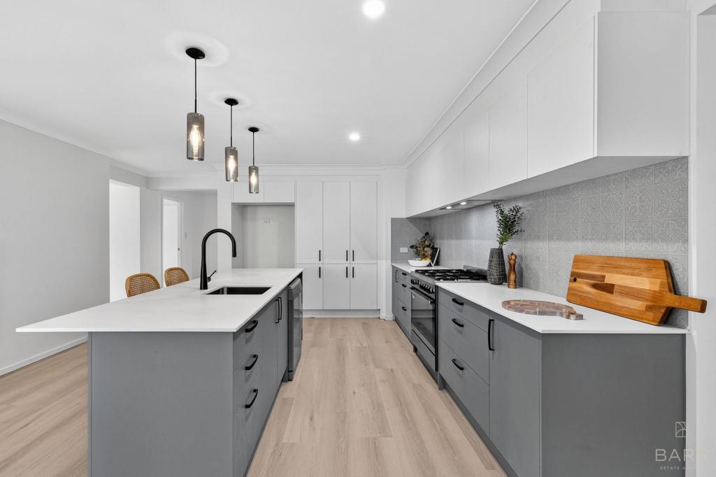 18 Stacey Cl, Moggill, QLD 4070