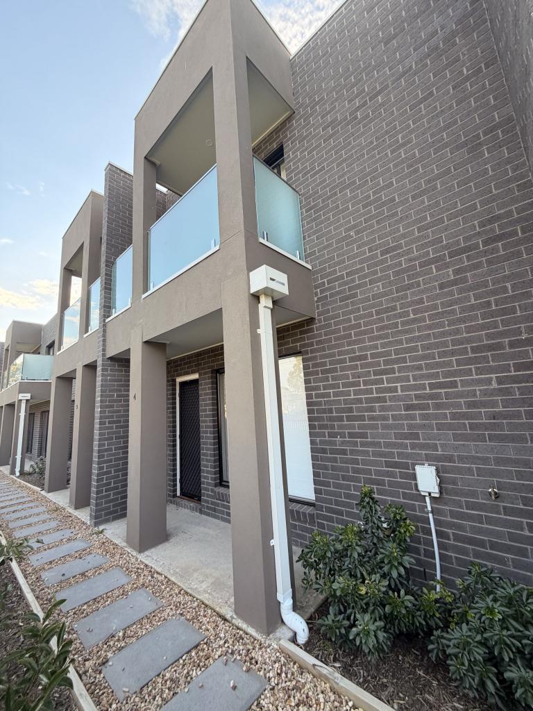 4/304 THE LAKES BVD, SOUTH MORANG, VIC 3752