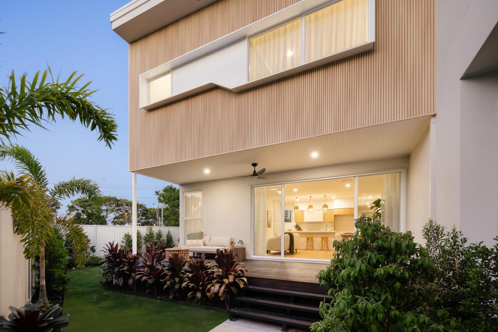 17 Chant St, Broadbeach Waters, QLD 4218