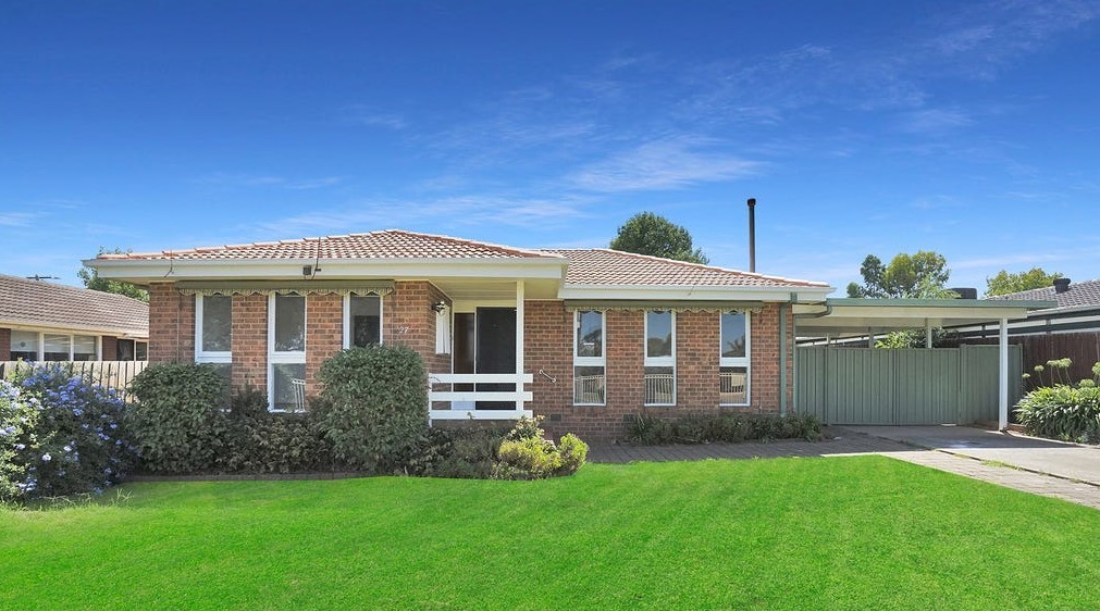 27 RALEIGHS RD, MELTON, VIC 3337