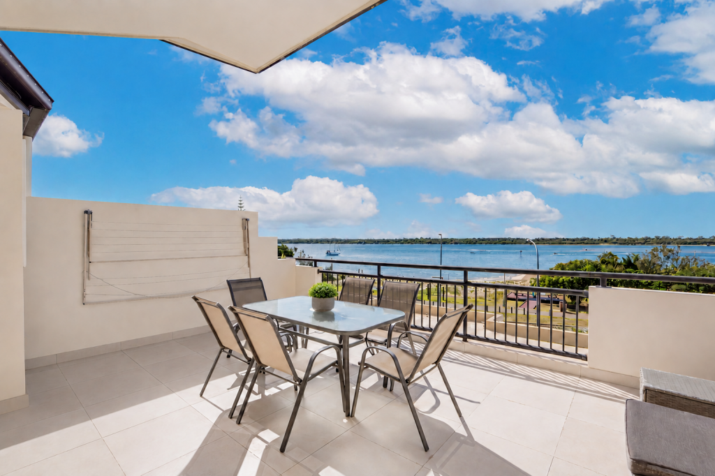 330/392 MARINE PDE, LABRADOR, QLD 4215