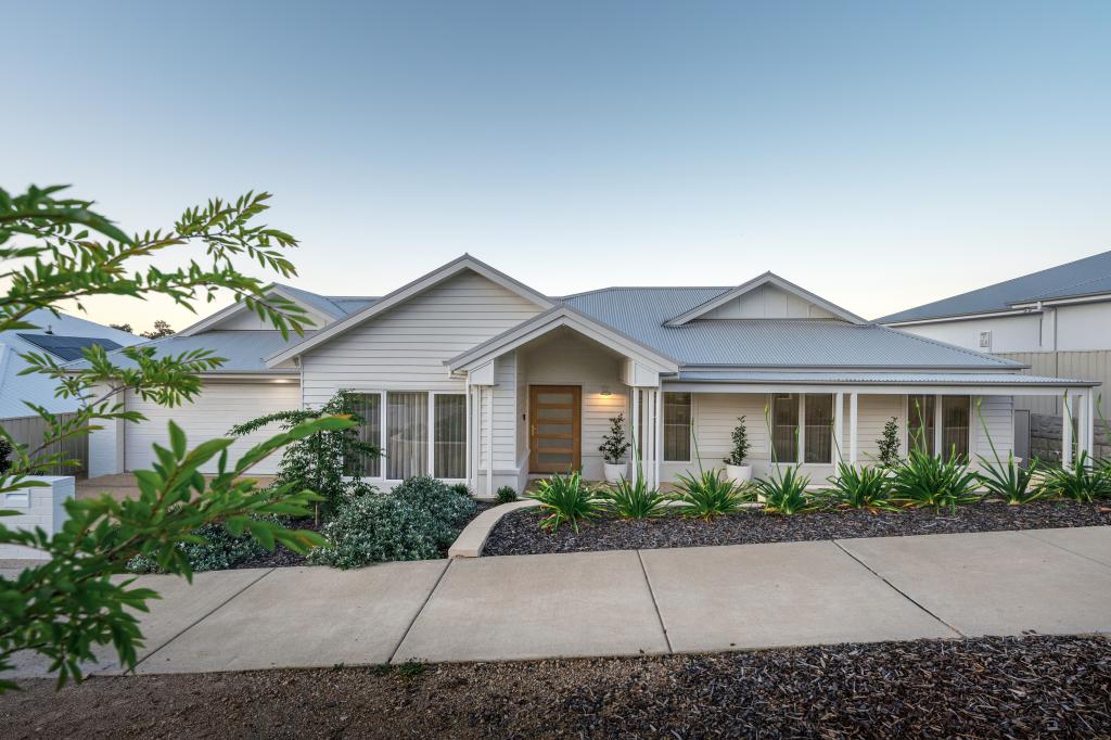 14 Wake Dr, Lloyd, NSW 2650