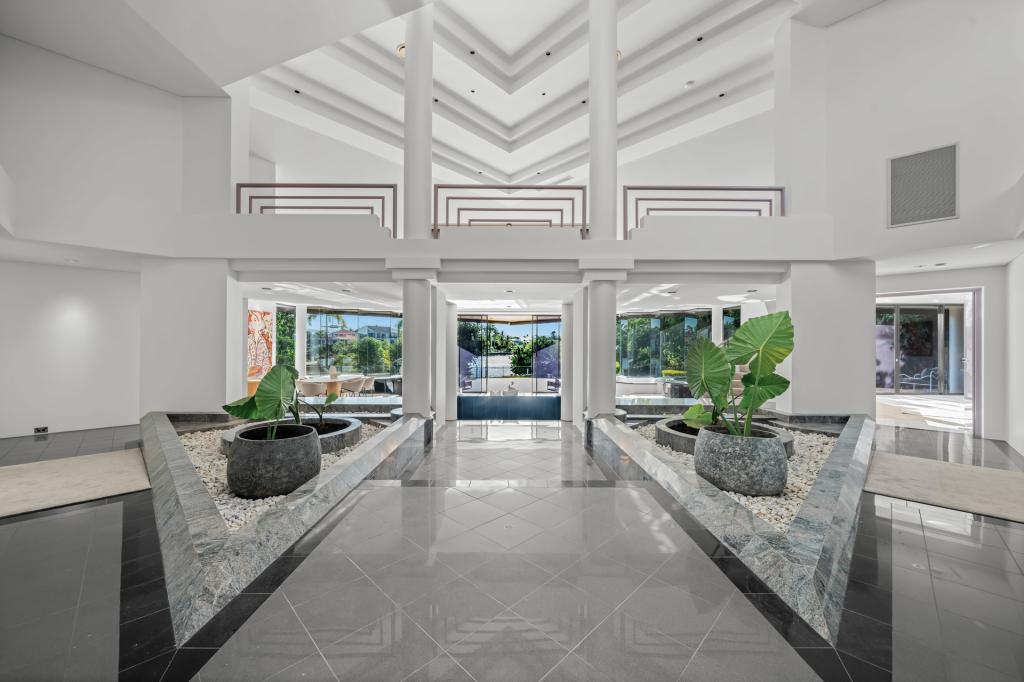 299a Monaco St, Broadbeach Waters, QLD 4218