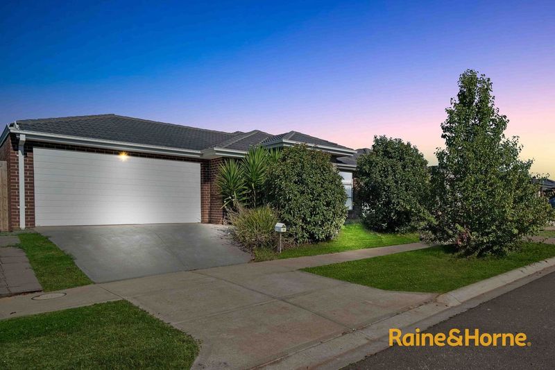 25 Toolern Waters Dr, Weir Views, VIC 3338