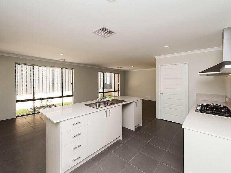 7 Nivea St, Banksia Grove, WA 6031