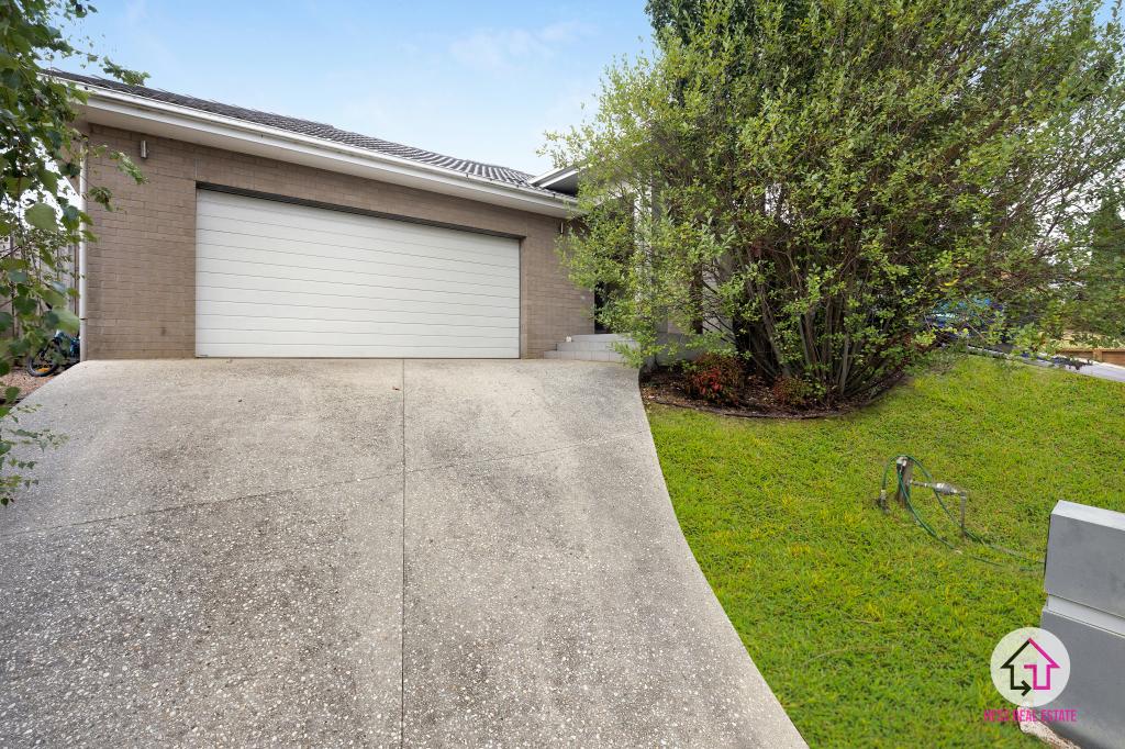 24 DAMPIERA AVE, WALLAN, VIC 3756