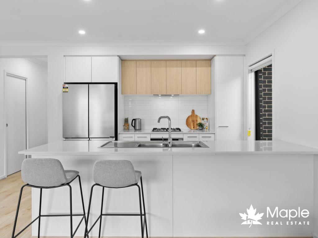 4 Roseburn Ave, Mickleham, VIC 3064