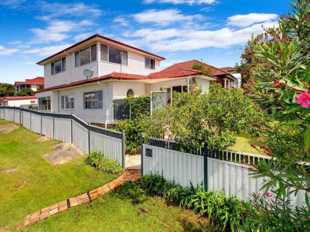 93 Warringah Rd, Narraweena, NSW 2099