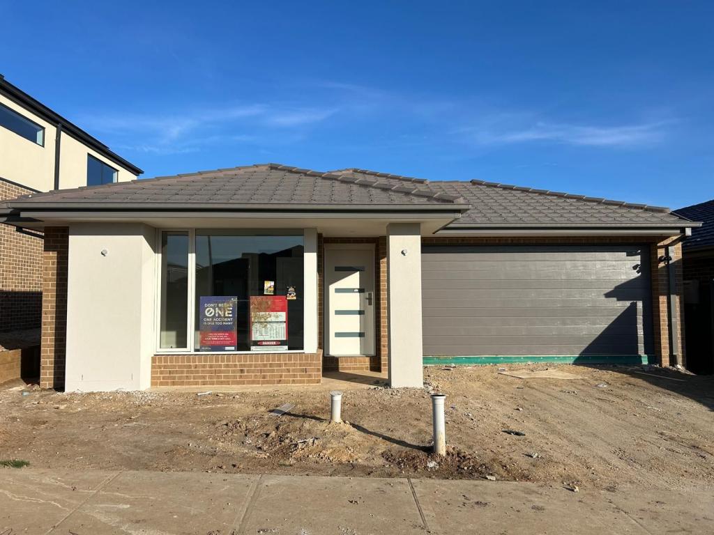 10 Shakeal Way, Clyde North, VIC 3978
