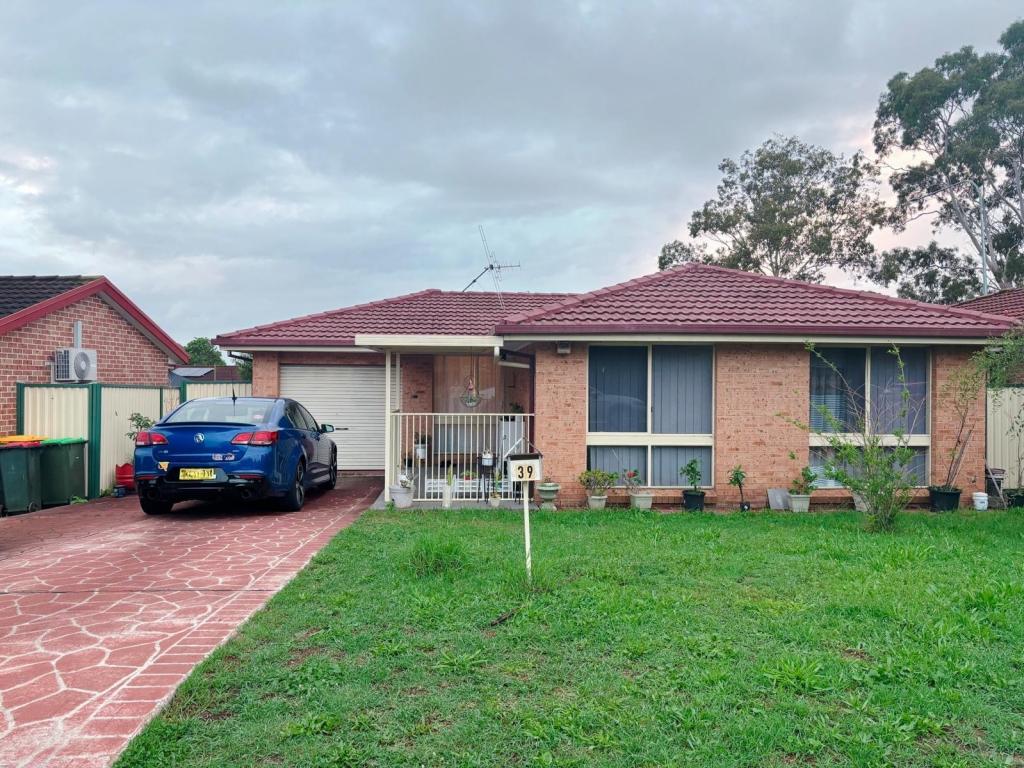 39 Hydrangea Pl, Macquarie Fields, NSW 2564